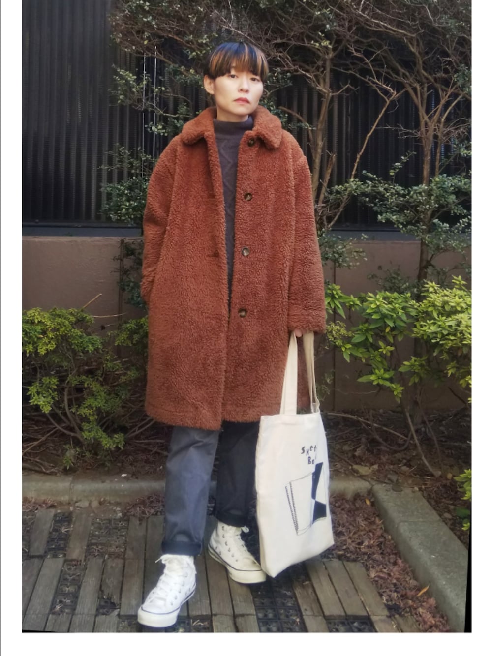 「トートバッグ、キャンバストート、フリースコート、プードルコート、コンバース、converse、長場雄、低身長、maruman、アランニット、モックネックニット、モックネック、ステンカラーコート、白スニーカー、キングペンギンのひな」｜「UNIQLOの防風アウターフリースステンカラーコート Lサイズ（ステンカラーコート、ブラウン系）」を使った、takkeさん（メンズ・154cm）の冬コーディネートの1枚目の写真