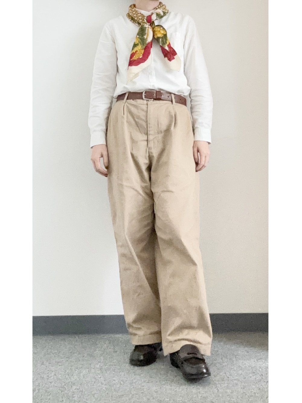 「スカーフ、トラッド、低身長、婆ちゃんの形見、ジージャン、タックパンツ、ローファー、チノパン、ワイドパンツ、coen、Free Speech、秋コーデ、レインローファー、ORiental TRaffic、白シャツ」｜「coenのFreeSpeech（フリースピーチ）別注チノワイドパンツ（チノパンツ、ベージュ系）」を使った、takkeさん（メンズ・154cm）の秋コーディネートの1枚目の写真
