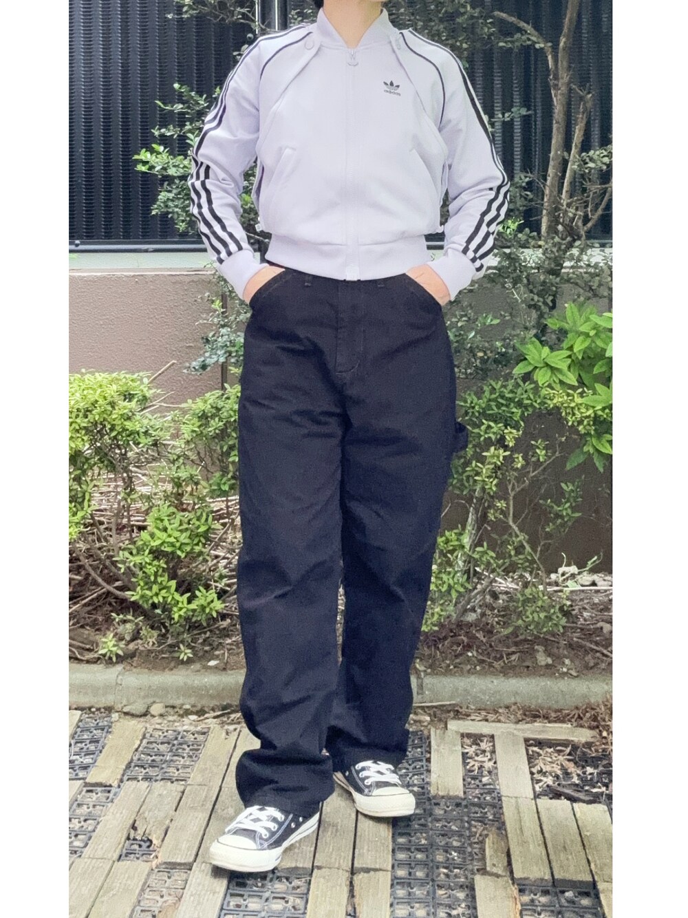 「adidas、adidas originals、adidas addict、アディダス、低身長、スポーツミックス、スポーツモード、モード、トラックジャケット、コンバース、converse、ペインターパンツ、紫×モノトーン、紫、藤色」｜「EDWINのWEB限定【ユニセックス】EDWIN STEPMARK ワイドペインターパンツ　カラー/デニムパンツ（デニムパンツ、ブラック系）」を使った、takkeさん（メンズ・154cm）の春コーディネートの1枚目の写真