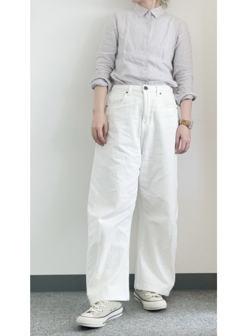 「低身長、シャツスタイル、リネン、リネンシャツ、ワイドデニム、白パンツ、コンバース、converse、スマートキャンバス、ステンカラーコート、スナフキン、sugarbisket、カーブデニム、カーブパンツ、淡色コーデ」｜「UNIQLOのアイテム（シャツ/ブラウス、グレー系）」を使った、takkeさん（メンズ・154cm）の春コーディネートの1枚目の写真
