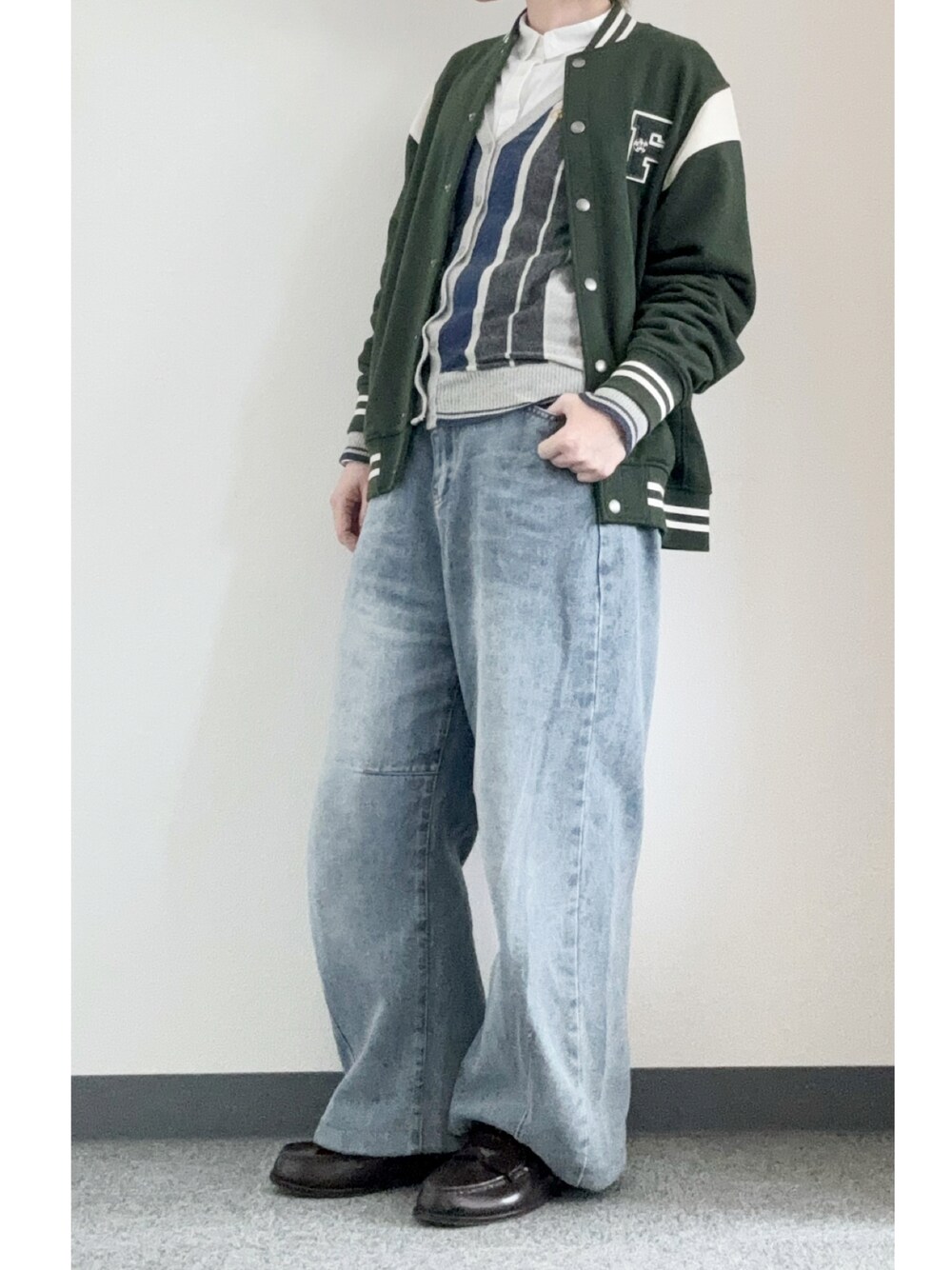 「低身長、プレッピー、トラッド、スクールテイスト、スタジャン、子供服、カーディガン、デニム、カーブデニム、カーブパンツ、ワイドデニム、ローファー、レインローファー、UNIQLO、HYSTERIC GLAMOUR」｜「SUGAR BISKETのフリンジカーブデニム（デニムパンツ、ブルー系）」を使った、takkeさん（メンズ・154cm）の春コーディネートの1枚目の写真