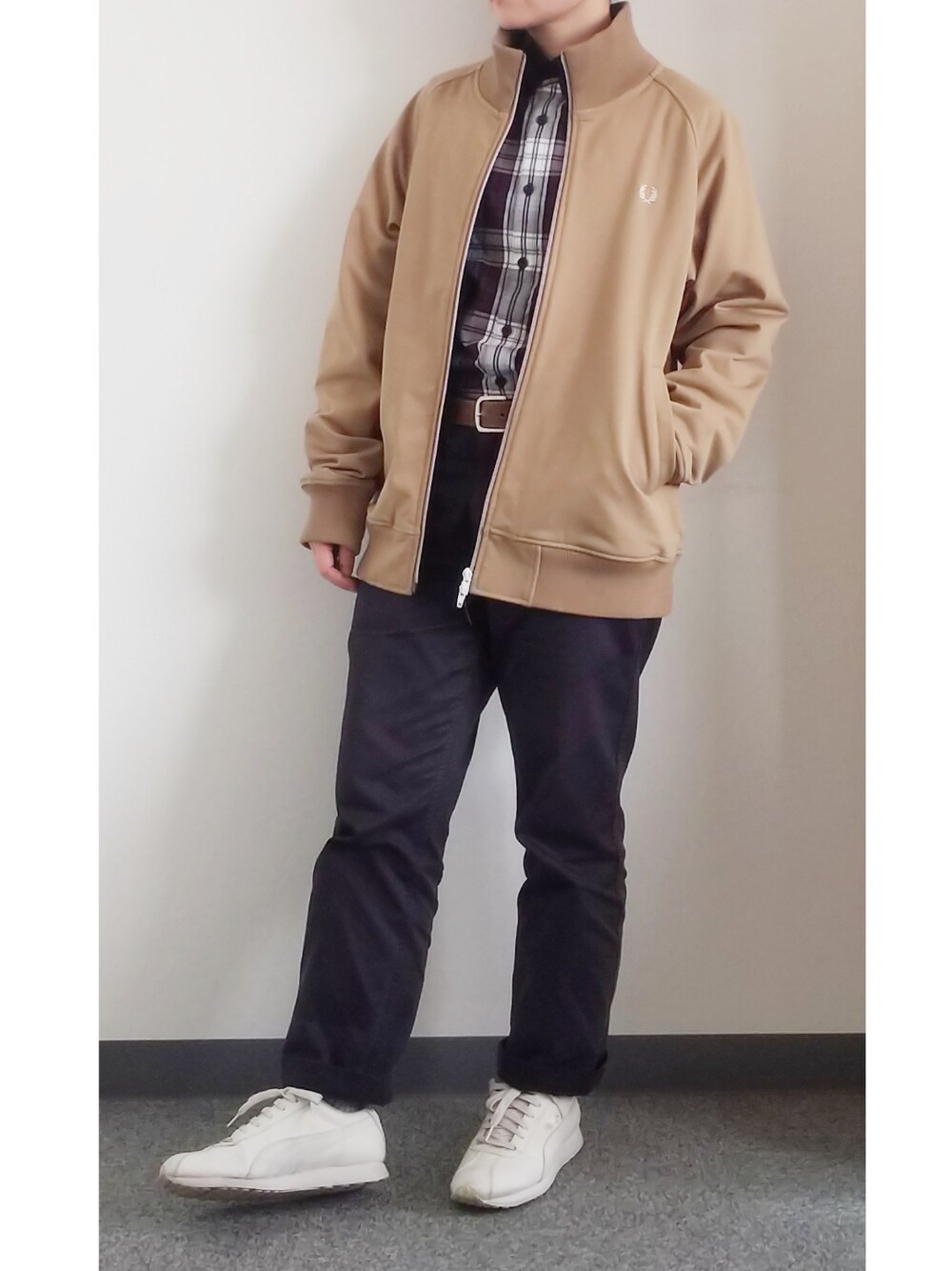 「ふれっどぺらー、フレッドペリー、FRED PERRY、低身長、ジャージ、トラックジャケット、チェックシャツ、チノパン、トラッド、白スニーカー、PUMA、シャツスタイル、ネイビー、ネイビーコーデ」｜「UNIQLOのアイテム（チノパンツ、ブルー系）」を使った、takkeさん（メンズ・154cm）の春コーディネートの1枚目の写真