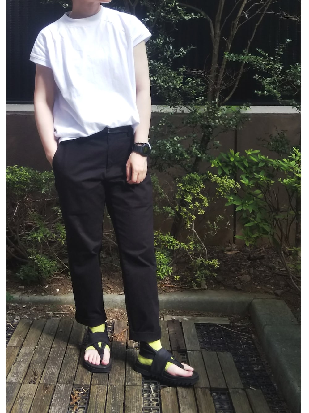 「パーツソックス、忍者サンダル、サンダル、低身長、la gomma、数珠、オニキス、classicalelf、tabio、G-SHOCK、グリーン×モノトーン、UNIQLO、白Tシャツ、ブレスレット、チノパン」｜「UNIQLOのアイテム（チノパンツ、ブラック系）」を使った、takkeさん（メンズ・154cm）の夏コーディネートの1枚目の写真