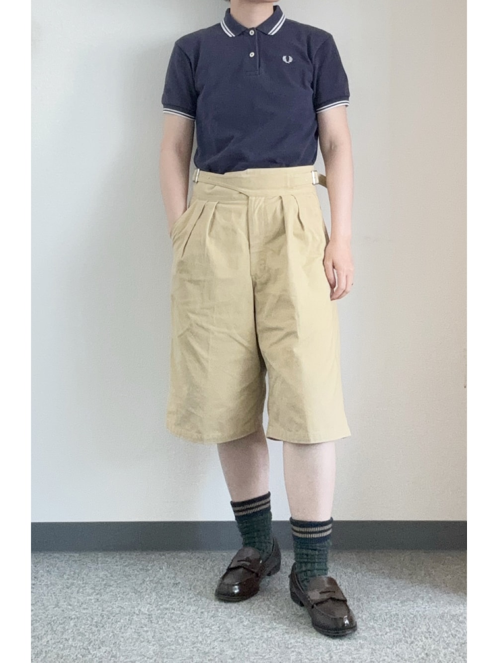 「低身長、ハーフパンツ、ふれっどぺらー、秋コーデ、takkeポロシャツ、FRED PERRY、フレッドペリー、FRED PERRY ポロシャツ、ラインソックス、ケーブルソックス、ローファー、レインローファー、トラッド、プレッピー、靴下主役」｜「EMMA CLOTHESのタックワイドシルエットグルカチノショートパンツ EMMA CLOTHES 2023SS（チノパンツ、ベージュ系）」を使った、takkeさん（メンズ・154cm）の秋コーディネートの1枚目の写真