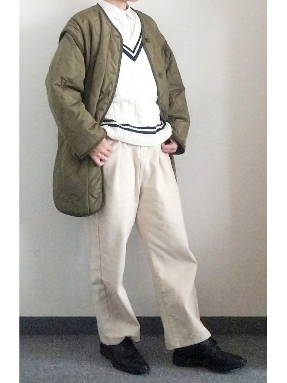 「チルデンニット、フレッドペリー、ふれっどぺらー、FRED PERRY、白×白、キルティング、キルティングコート、キルティングジャケット、キルティングライナー、低身長、トラッド、カーキ×モノトーン、グリーン×モノトーン、BONLECILL、レースアップシューズ」｜「classicalelfの深めのタックが印象的なウエストタックハイウエストデニム＆チノセミワイドパンツ（デニムパンツ、ベージュ系）」を使った、takkeさん（メンズ・154cm）の冬コーディネートの1枚目の写真