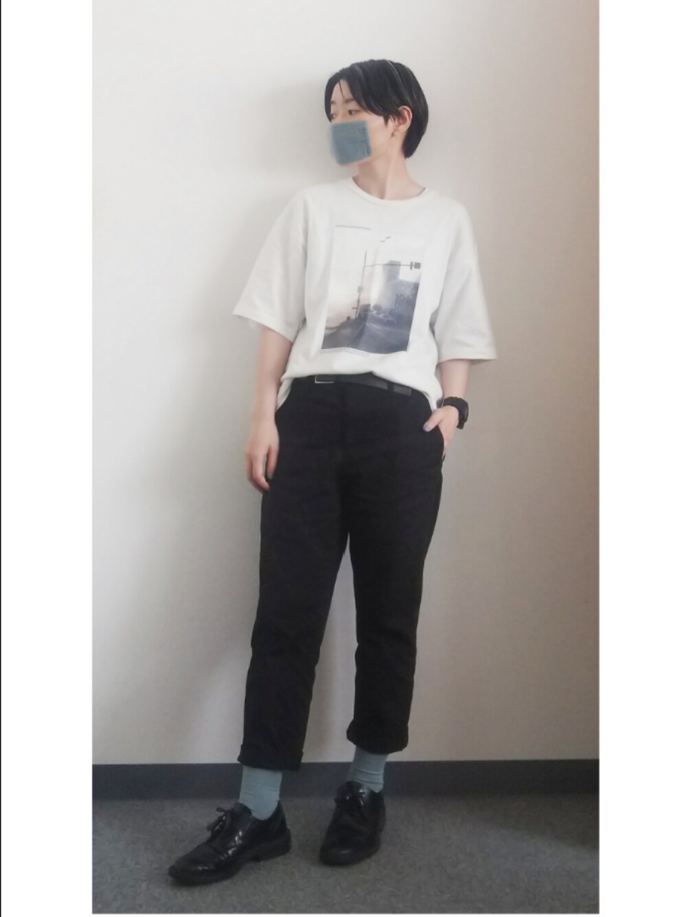 「みんなの白Tフェス、ブルーグレー、フォトT、マスクコーデ、手作りマスク、nico and…、白Tシャツ、ブルー×モノトーン、モノトーン、低身長、夏コーデ、G-SHOCK、靴下屋、くつしたあそび、革靴」｜「UNIQLOのアイテム（チノパンツ、ブラック系）」を使った、takkeさん（メンズ・154cm）の夏コーディネートの1枚目の写真
