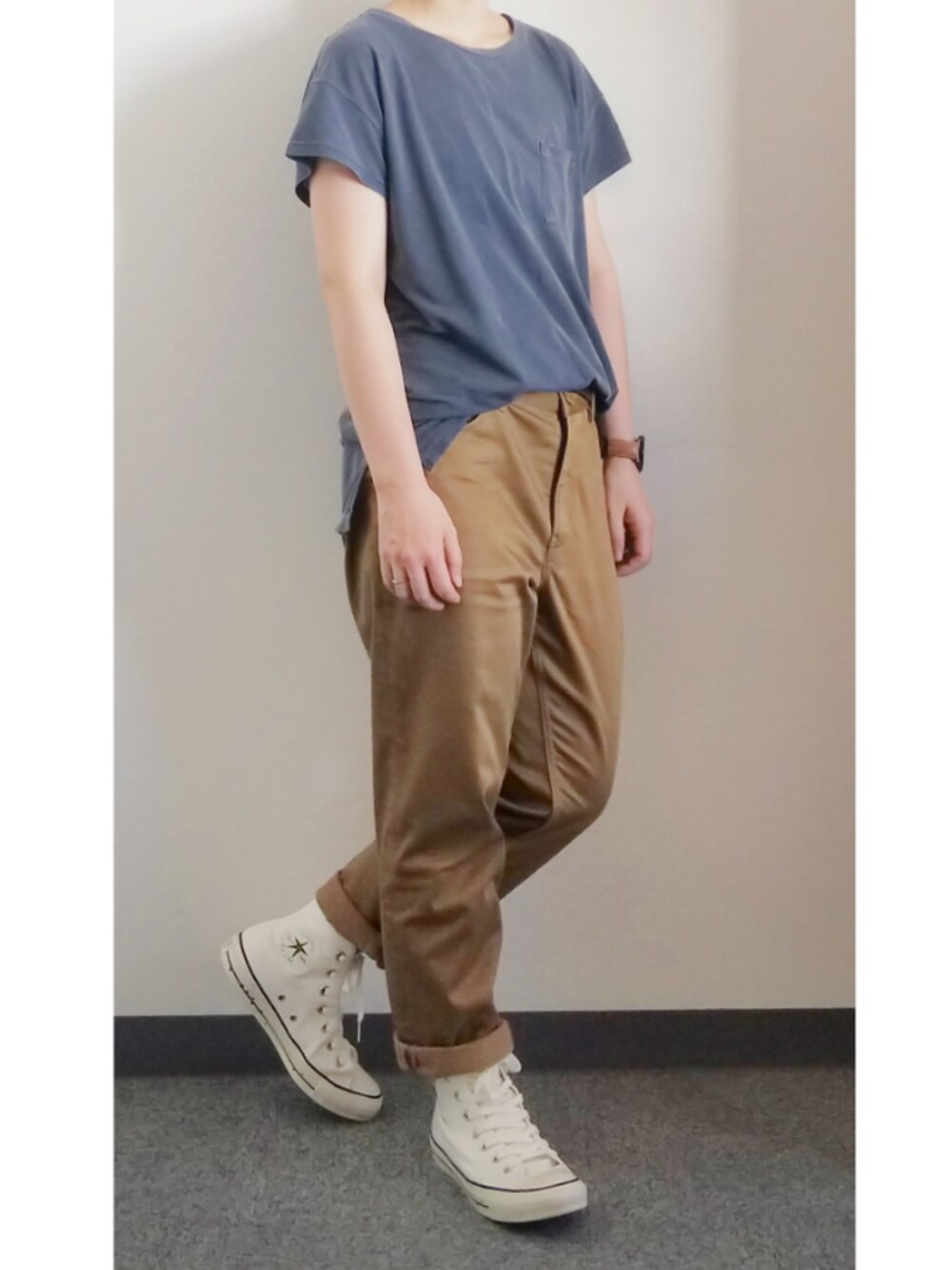 「ブルーグレー、キャメル、長場雄、Yu nagaba、コンバース、ハイカットスニーカー、低身長、CONVERSE ADDICT、白スニーカー、TIMEX、秋色、だから秋服が好き、スニーカー主役、スニーカー中毒」｜「studio CLIPのアイテム（チノパンツ、ブラウン系）」を使った、takkeさん（メンズ・154cm）の秋コーディネートの1枚目の写真