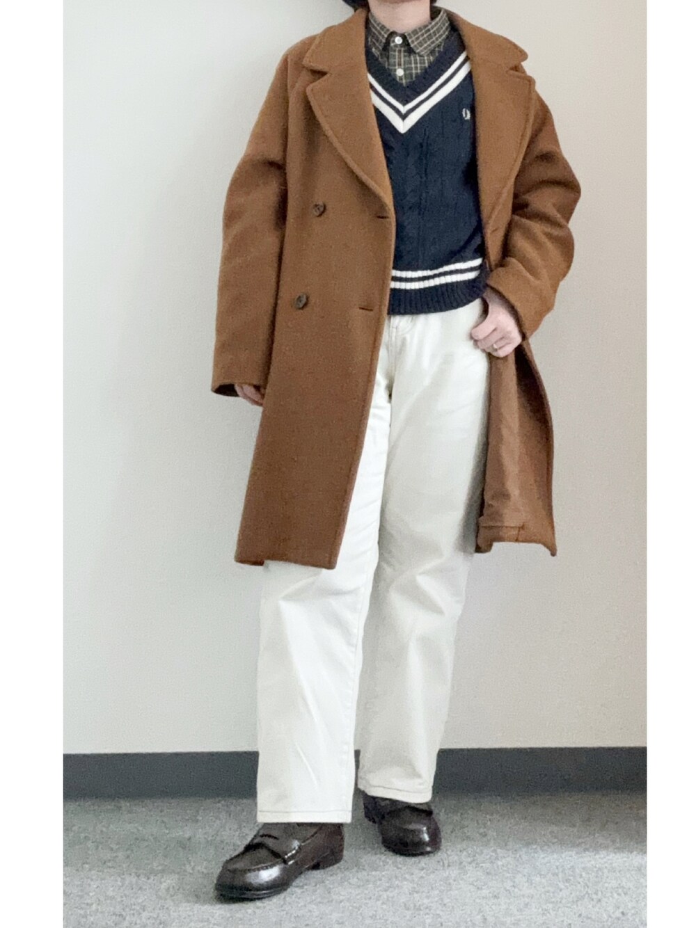 「ふれっどぺらー、低身長、フレッドペリー、FRED PERRY、チェスターコート、チェックシャツ、boyshe、ローファー、チルデンニット、白パンツ、ワイドパンツ、ワイドデニム、GU、トラッド、レインローファー」｜「GUのアイテム（チェスターコート、ブラウン系）」を使った、takkeさん（メンズ・154cm）の春コーディネートの1枚目の写真