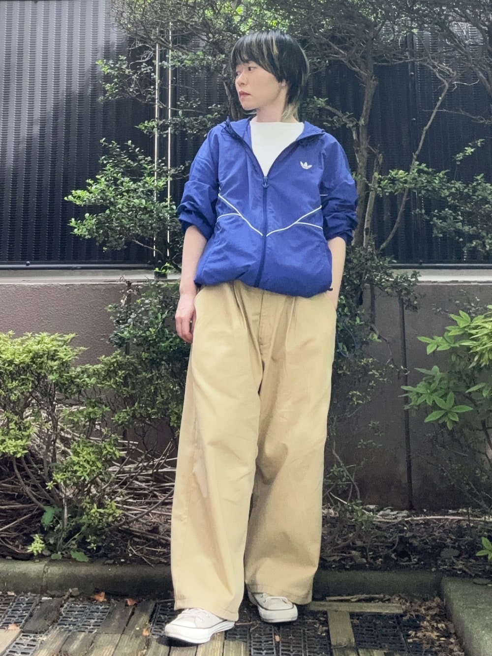 「低身長、adidas、アディダス、コンバース、converse、タックチノ、チノパン、ワイドパンツ、ウインドブレーカー、ナイロンジャケット、ブルー、スポーツミックス、ふれっどぺらー、フレッドペリー、FRED PERRY」｜「EMMA CLOTHESのチノパンツ（チノパンツ、ベージュ系）」を使った、takkeさん（メンズ・154cm）の春コーディネートの1枚目の写真