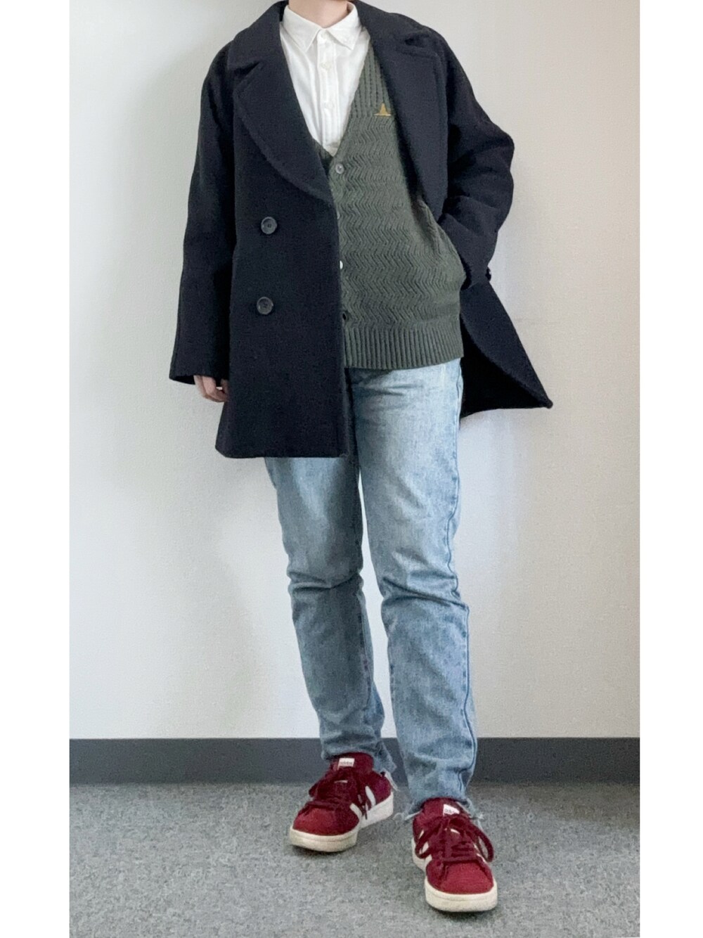 「クリスマスに着たい服、低身長、スナフキン、snufkin、ピーコート、デニム、カーディガン、グラニフ、トラッド、adidas、アディダス、GLOBAL WORK、スエードスニーカー、クリスマスカラー、冬アウター」｜「Auntie Rosa Holidayの【Holiday】カットオフテーパードデニムパンツ◆WEB限定◆（デニムパンツ、ブルー系）」を使った、takkeさん（メンズ・154cm）の冬コーディネートの1枚目の写真