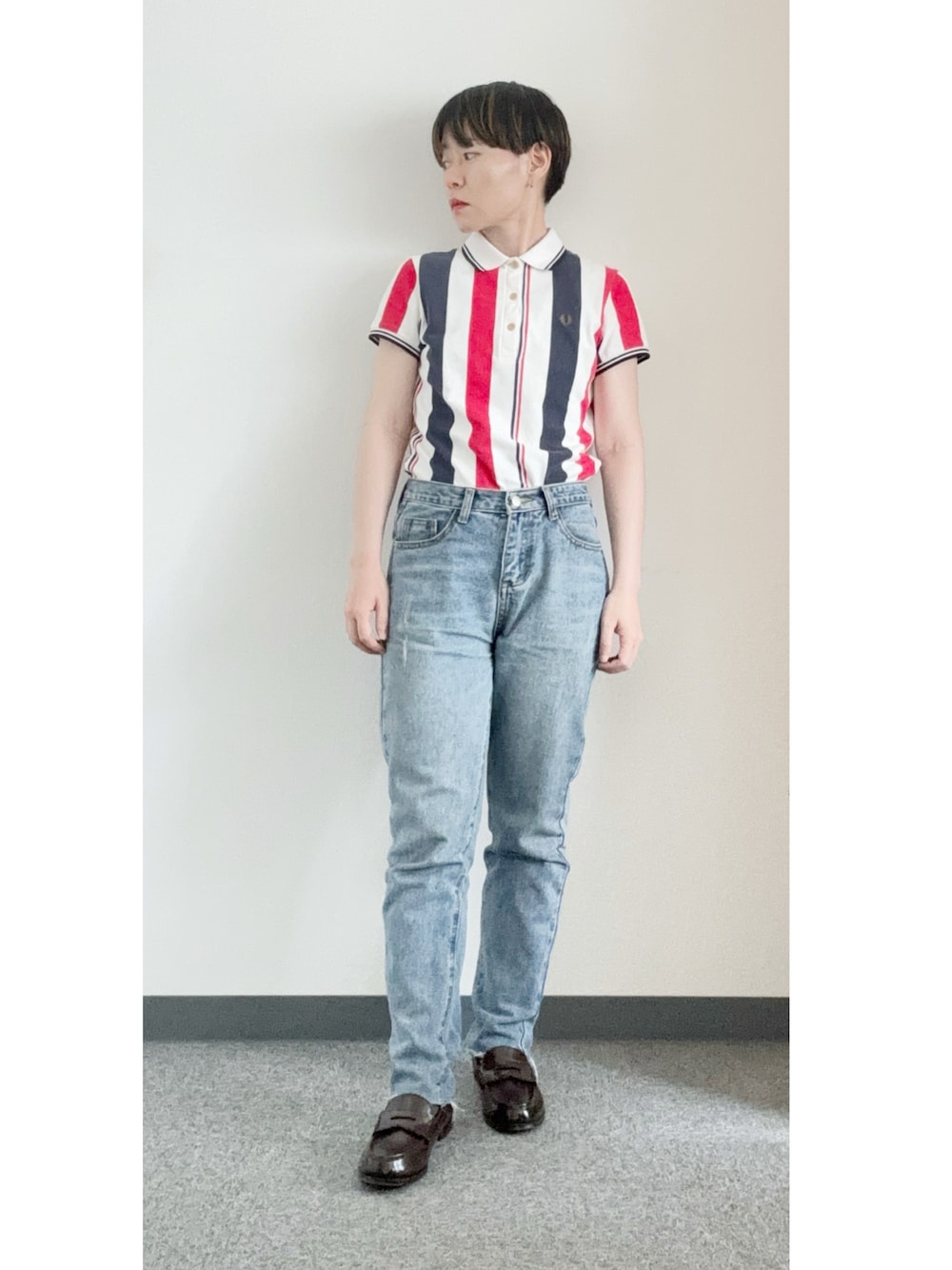 「低身長、takkeポロシャツ、ふれっどぺらー、FRED PERRY ポロシャツ、FRED PERRY、フレッドペリー、ローファー、トリコロール、アツいコーデ全部見せ、ポロシャツ、デッキチェア、デニム、ストライプ、プレッピー、レインローファー」｜「Auntie Rosa Holidayの【Holiday】カットオフテーパードデニムパンツ◆WEB限定◆（デニムパンツ、ブルー系）」を使った、takkeさん（メンズ・154cm）の夏コーディネートの1枚目の写真
