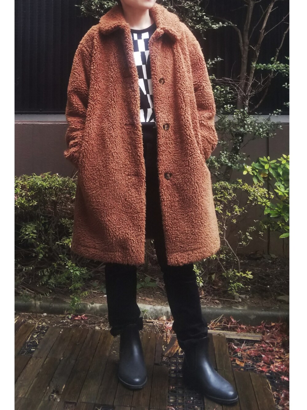 「プードルコート、ファーリーフリース、フリースコート、ふれっどぺらー、FRED PERRY、フレッドペリー、雨の日コーデ、サイドゴアブーツ、低身長、ブラウン×モノトーン、UNIQLO、レインシューズ、レインブーツ、冬コーデ、ステンカラーコート」｜「UNIQLOの防風アウターフリースステンカラーコート Lサイズ（ステンカラーコート、ブラウン系）」を使った、takkeさん（メンズ・154cm）の冬コーディネートの1枚目の写真