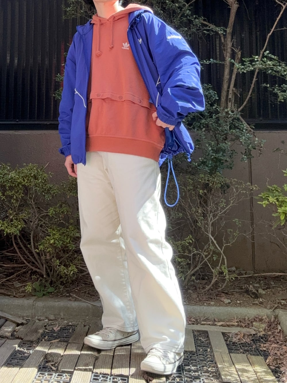 「低身長、春色、ウインドブレーカー、フーディー、パーカー、コンバース、converse、ワイドデニム、白パンツ、ワイドパンツ、サーモンピンク、adidas、アディダス、スポーツミックス、MONO-MART」｜「MONO-MARTのルーズストレートデニムパンツ/セミワイドデニムパンツ（デニムパンツ、ホワイト系）」を使った、takkeさん（メンズ・154cm）の春コーディネートの1枚目の写真