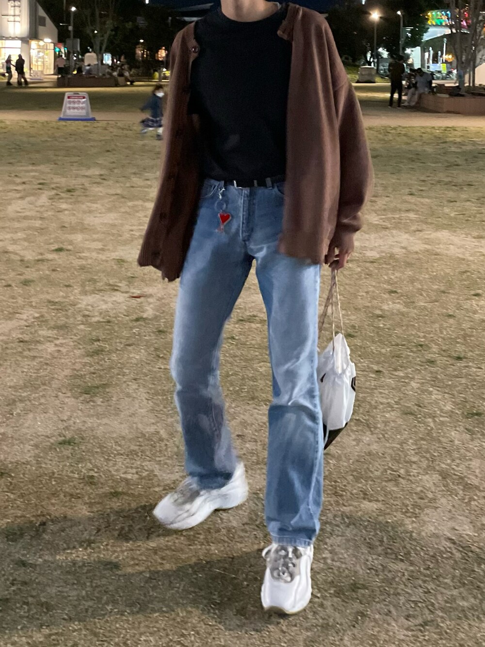 ブラック系のTシャツ/カットソー、ブラウン系のカーディガン/ボレロ、ブルー系のデニムパンツを着用したメンズの秋コーディネートの1枚目の写真