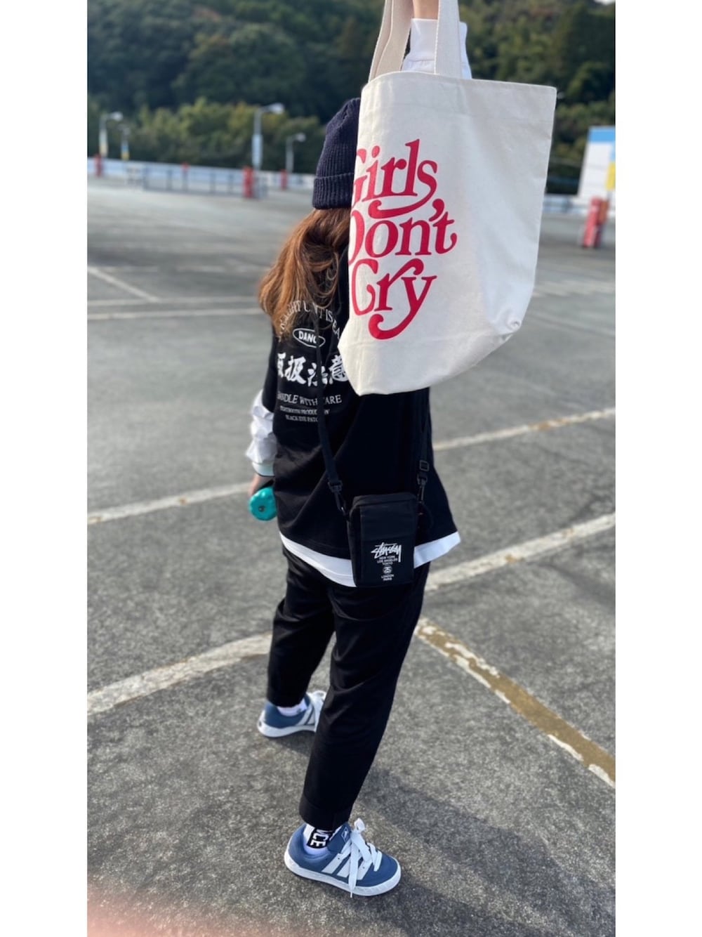 「TIGHTBOOTHPRODUCTION、adimatic、adidas、Girls don't cry、blackeyepatch、スニーカーライフ」｜「adidas Originalsのアイテム（スニーカー、ブルー系）」を使った、TAHNAさん（レディース・162cm）の冬コーディネートの1枚目の写真