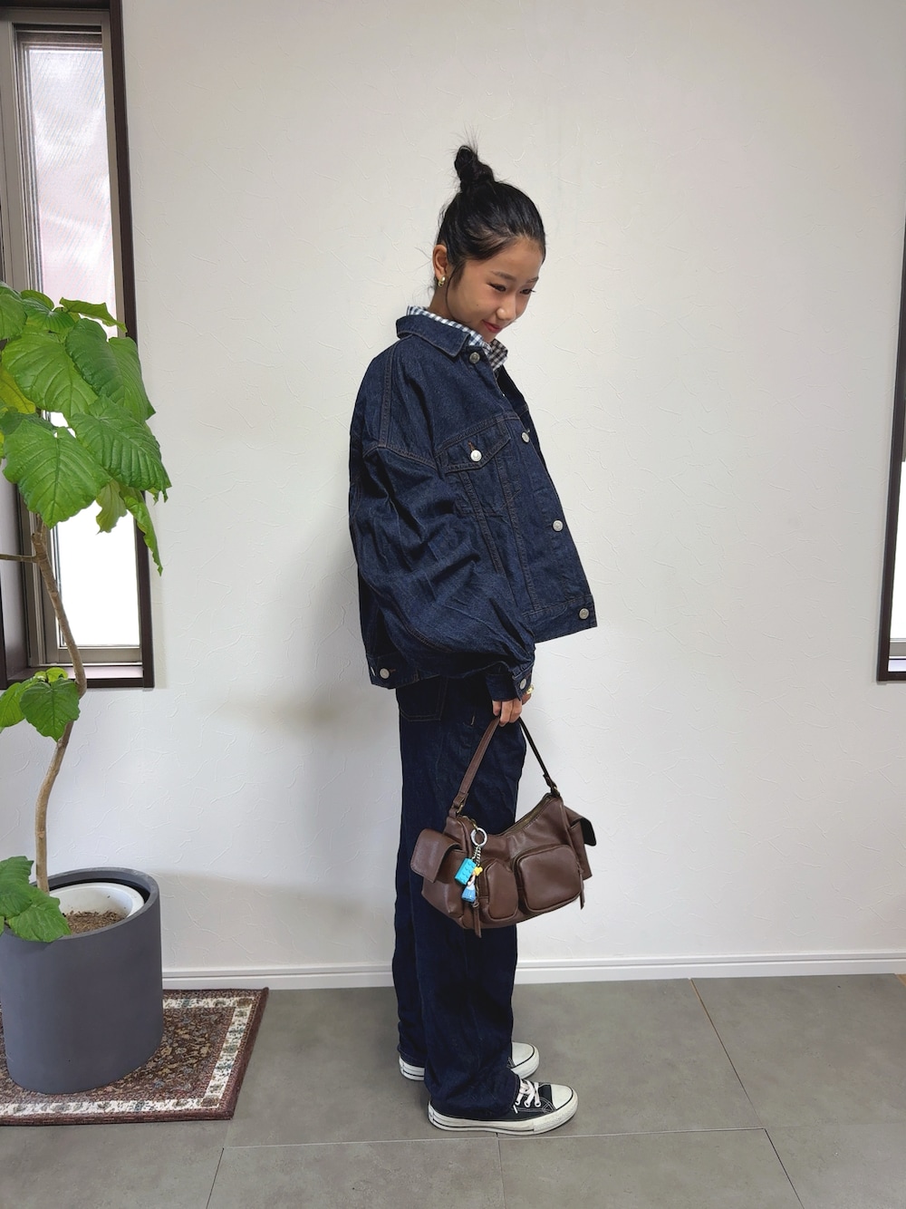 ブルー系のデニムジャケット、ブルー系のシャツ/ブラウス、ホワイト系のTシャツ/カットソーを着用したレディースの秋コーディネートの1枚目の写真