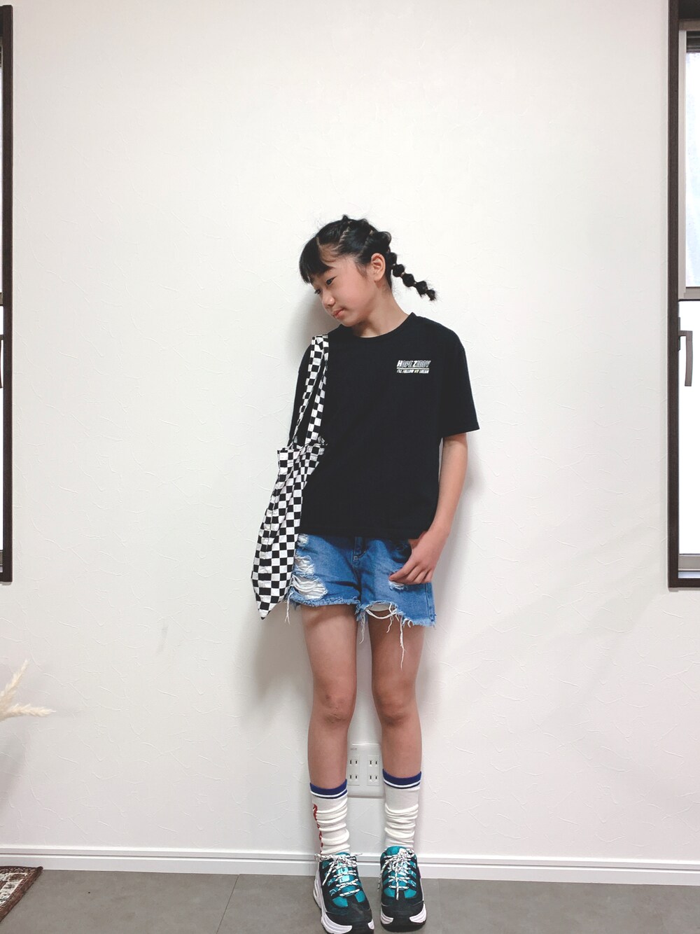「キッズファッション、ZIDDY、apresjourmignon、厚底シューズ、ルーズソックス、デニムショートパンツ、春コーデ、小学生、カジュアルコーデ、デニム」｜「ZIDDYのZIDDY/天竺バックメッシュTシャツ（Tシャツ/カットソー、ブラック系）」を使った、Reiさん（キッズ・145cm）の春コーディネートの1枚目の写真