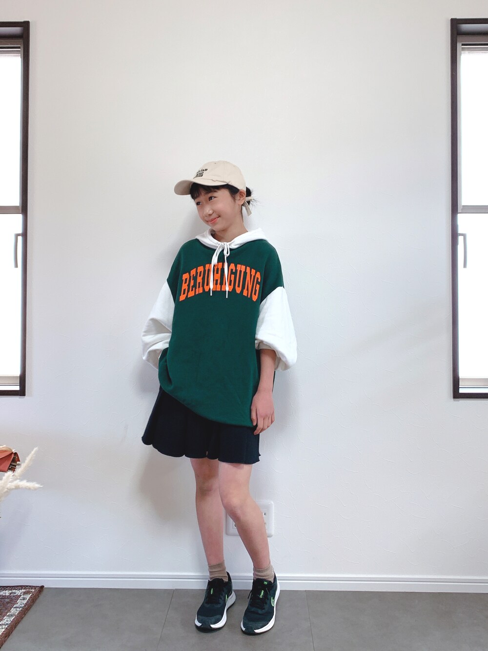 「WEGO、NIKE、パーカー、ビッグシルエット、プリーツスカート、キャップ、Right-on、春コーデ、小学生」｜「NIKEのNIKE ナイキ 225-25STAR RUNNER 3 (GS) スター　ランナー　3　GS　KDA2776 006BLACK/CHROME（スニーカー、ブラック系）」を使った、Reiさん（キッズ・145cm）の春コーディネートの1枚目の写真