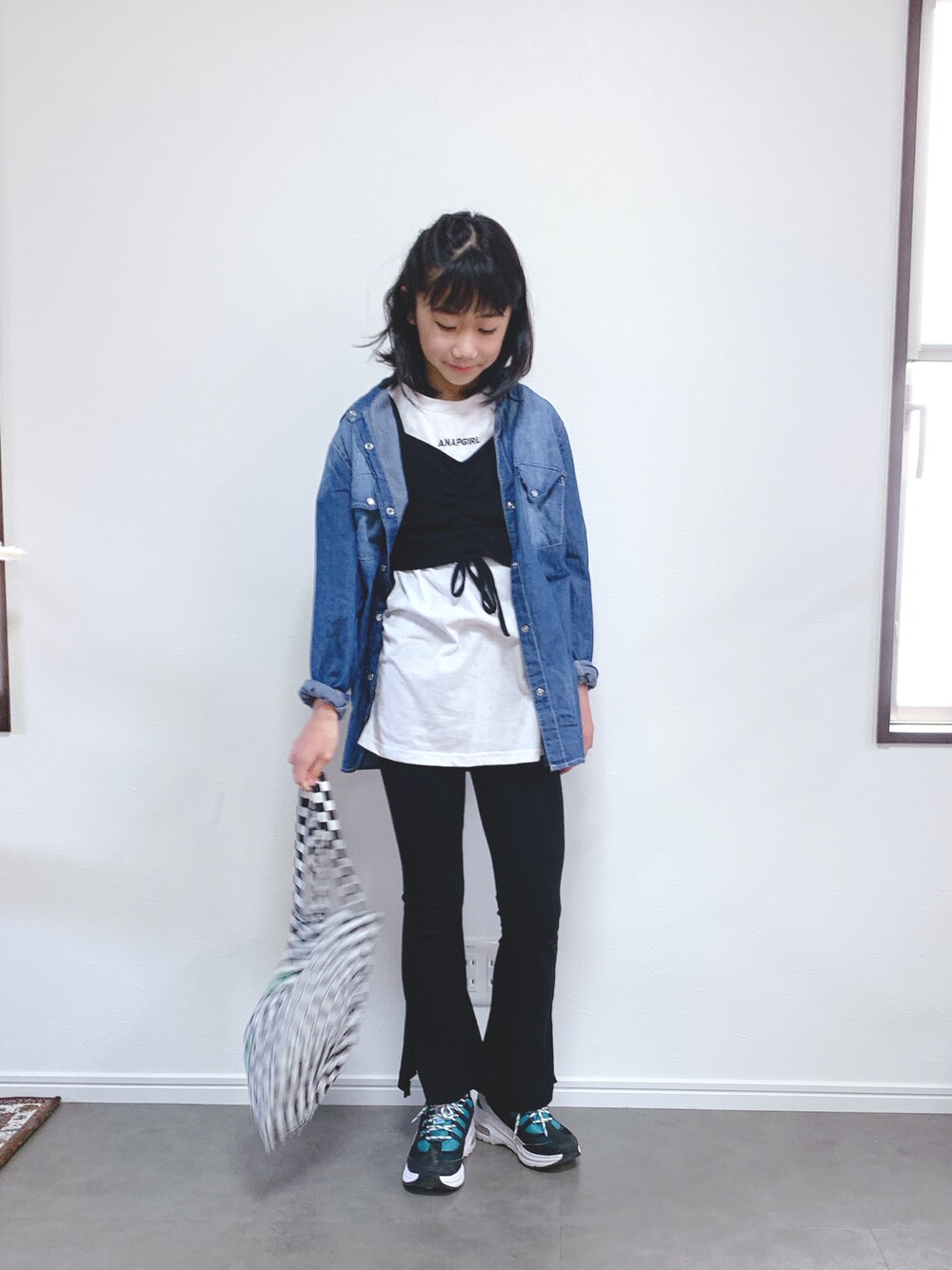 「ANAP、ANAPGIRL、フレアパンツ、春コーデ、厚底シューズ、ベスト、レイヤードスタイル、モノトーン、シャツスタイル、デニムシャツ、小学生、小4」｜「ANAP GｉRLのリブフレアパンツ（その他パンツ、ブラック系）」を使った、Reiさん（キッズ・145cm）の春コーディネートの1枚目の写真