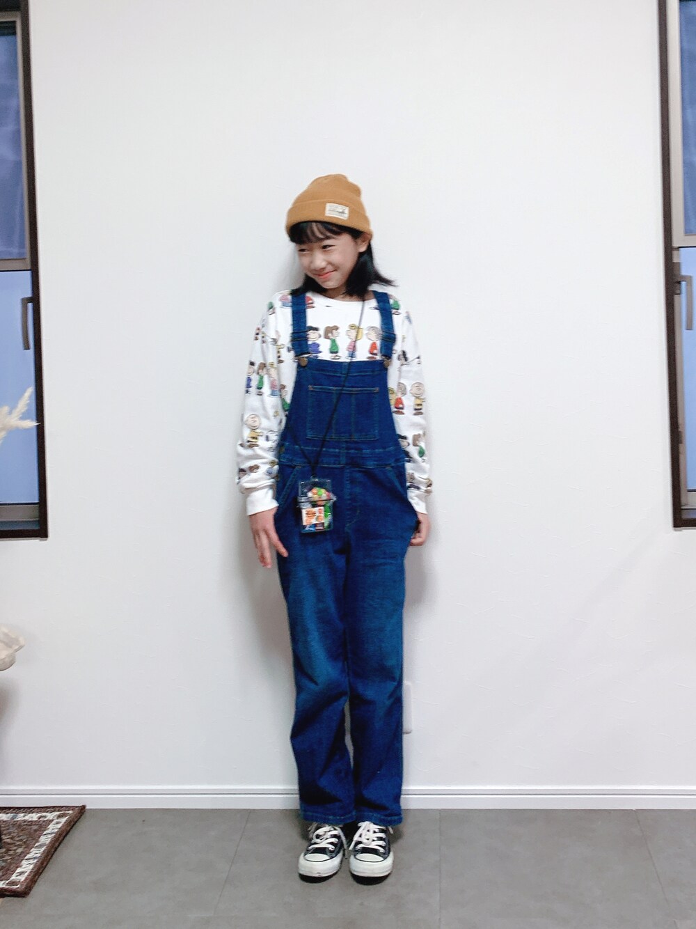 「オーバーオール、スウェット、古着、古着MIX、プチプラ、春コーデ、コンバース、ニット帽、ＳＮＯＯＰＹ、通学コーデ、小学生、サロペット」｜「DAISOのアイテム（ニットキャップ/ビーニー、イエロー系）」を使った、Reiさん（キッズ・145cm）の冬コーディネートの1枚目の写真