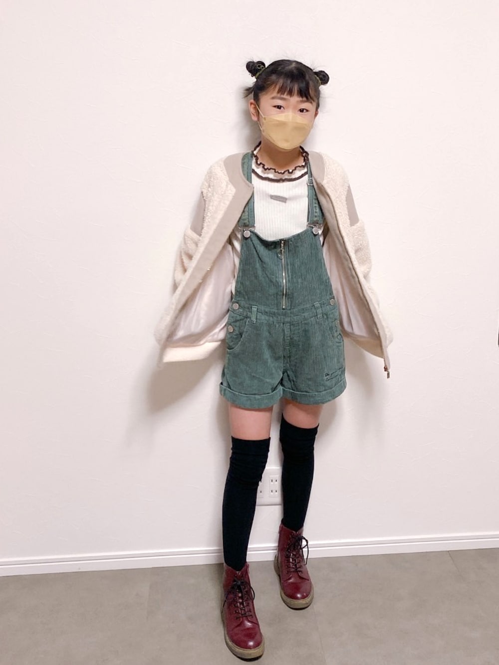 「サロペット、コーデュロイ、ALGY、ラブトキシック、LOWRYS FARM、ブーツ、ボアジャケット、小学生、小4、通学コーデ、リブニット、配色ステッチ、タートルネック、私の推しブランド、グリーン」｜「algyの配色ラインリブニット（ニット/セーター、ホワイト系）」を使った、Reiさん（キッズ・145cm）の冬コーディネートの1枚目の写真