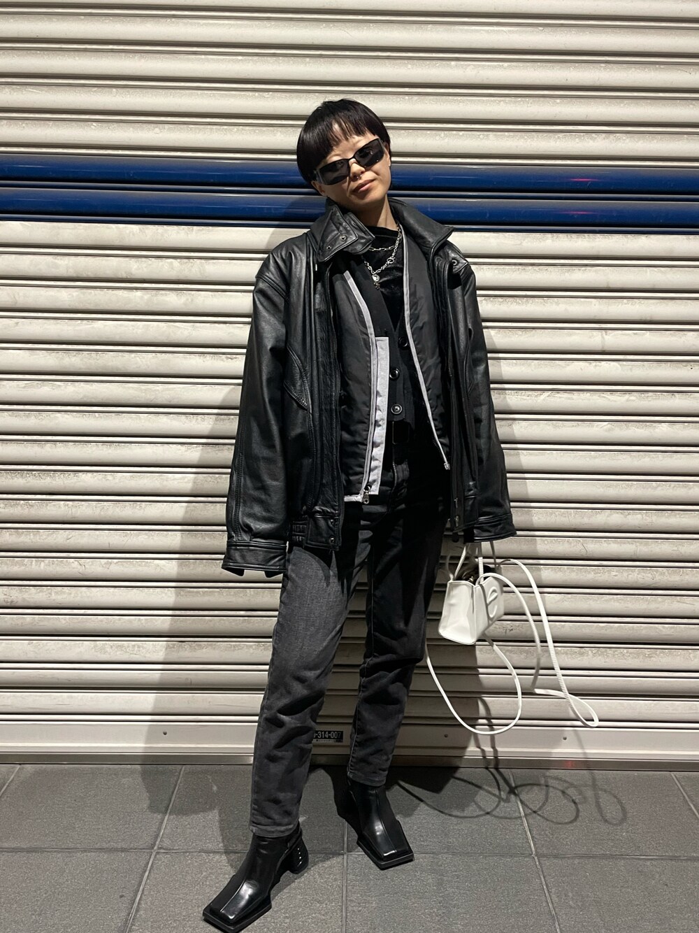 「レザージャケット、レザー、Levi's、デニム、ヒールブーツ、EYTYS、冬、おでかけコーデ、休日スタイル、レイヤードスタイル、サングラス、黒、TELFAR、ミニバッグ、古着MIX」｜「Levi'sのアイテム（デニムパンツ、ブラック系）」を使った、Zagiさん（レディース・152cm）の冬コーディネートの1枚目の写真
