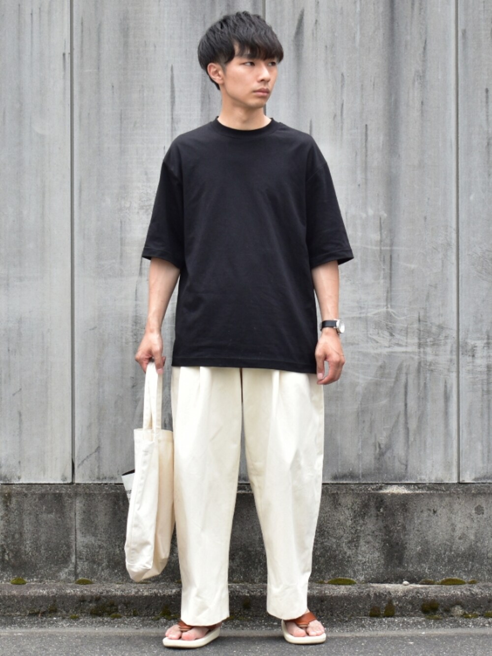 「ワンマイルウェア、夏コーデ、黒Tシャツ、休日スタイル、白シャツ、トートバッグ、レザーサンダル、サンダルコーデ、モノトーン、夏だ！Tシャツ着よう！」｜「UNIQLOのエアリズムコットンオーバーサイズTシャツ（5分袖）（Tシャツ/カットソー、ブラック系）」を使った、saharaさん（メンズ・171cm）の夏コーディネートの1枚目の写真