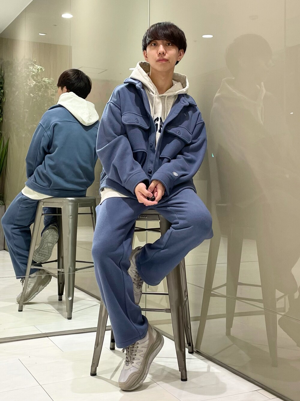 「カラーパンツ、ストリート、レイヤードスタイル、白スニーカー、スウェットパンツ、カレッジ、プチプラ、スラックス、CPOジャケット、セットアップ、ブルー、ダッドスニーカー、ユニセックス、大学生、RAGEBLUE」｜「DISCUSの【DISCUS/ディスカス】別注フリースCPOジャケット/958136（ブルゾン、ブルー系）」を使った、おむらいす(rageblue )さん（メンズ・173cm）の秋コーディネートの1枚目の写真