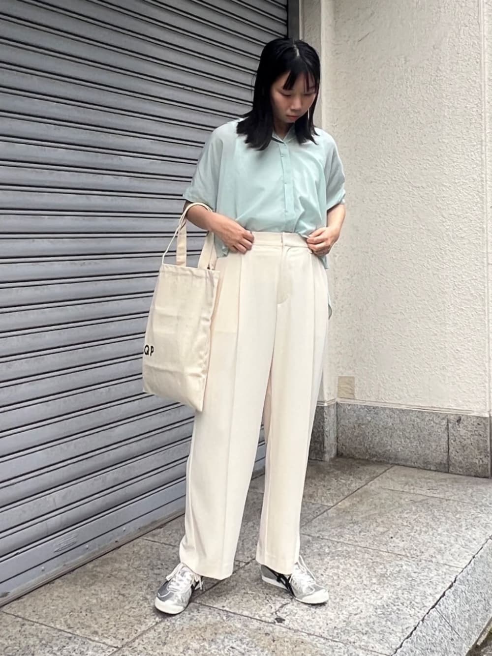 ベージュ系のその他パンツ、グリーン系のシャツ/ブラウス、シルバー系のスニーカーを着用したレディースの夏コーディネートの1枚目の写真