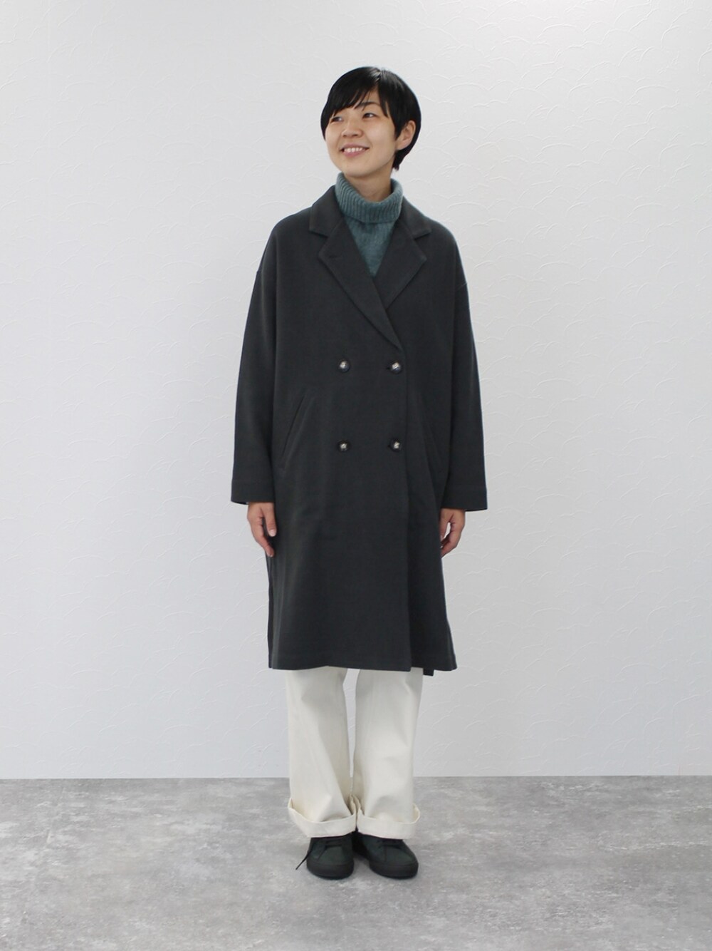 「カジュアルコーデ、冬コーデ、ニットコーデ、シンプル、メンズライク、スニーカー」｜「SIPULIの【手洗い可能】Double Face Jersey ダブルブレストコート（チェスターコート、グレー系）」を使った、SIPULI_officialさん（レディース・164cm）の冬コーディネートの1枚目の写真