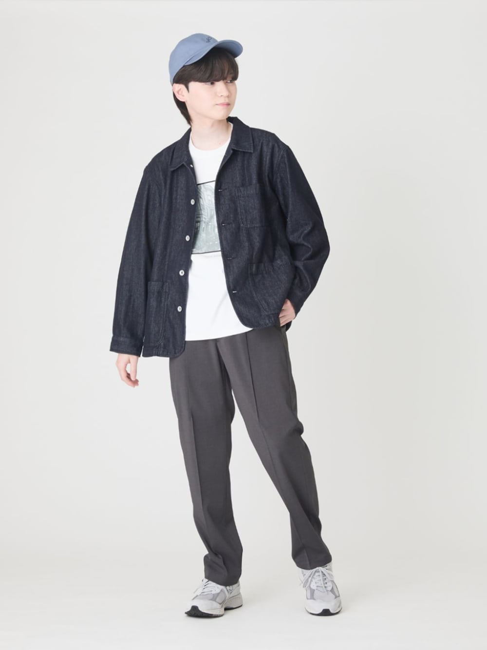 ブルー系のその他アウター、ホワイト系のTシャツ/カットソー、グレー系のスラックスを着用したメンズの春コーディネートの1枚目の写真