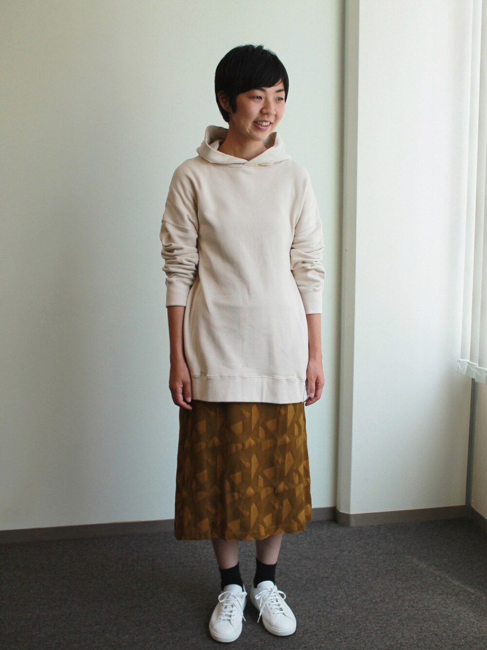 「SIPULIのSuvin Cotton  AZUMA URAKE  フーデッドパーカ（パーカー、ベージュ系）」を使った、SIPULI_officialさん（レディース・164cm）の秋コーディネートの1枚目の写真