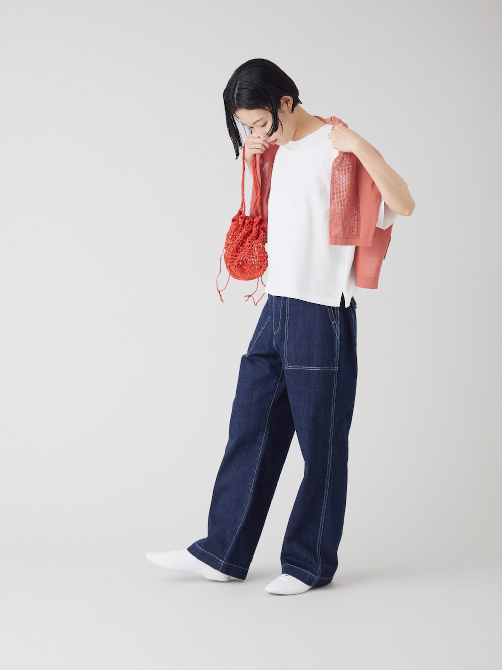 「夏コーデ、デニム、白Tシャツ、デニムパンツ、デニムコーデ、カーディガン肩かけ、カジュアル、カジュアルスタイル」｜「SIPULIのアイテム（カーディガン/ボレロ、ピンク系）」を使った、SIPULI_officialさん（レディース・163cm）の夏コーディネートの1枚目の写真
