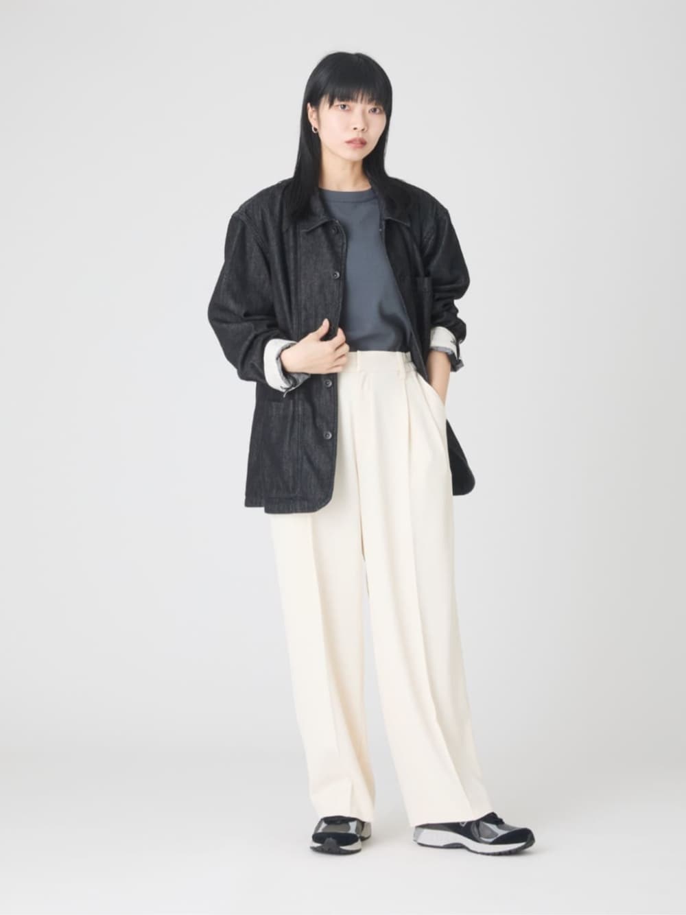ベージュ系のその他パンツ、ブラック系のその他アウター、グレー系のニット/セーターを着用したレディースの夏コーディネートの1枚目の写真