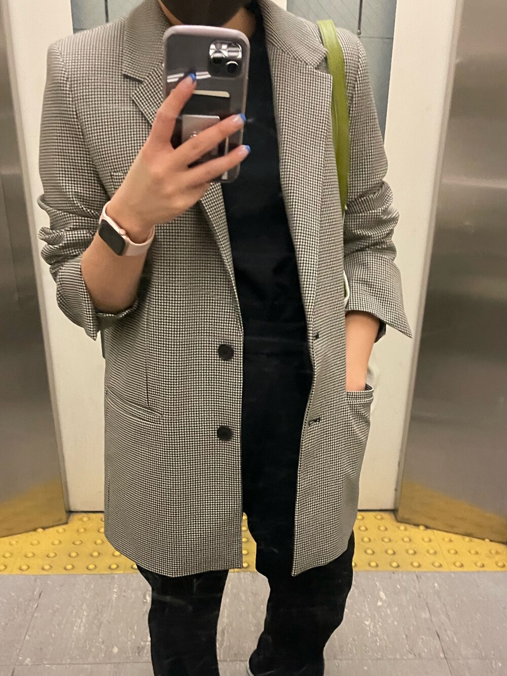 「UNIQLO、テーラードジャケット、千鳥柄、出勤コーデ、きれいめカジュアル」｜「ZARAのアイテム（テーラードジャケット、グレー系）」を使った、Seinaさん（レディース・155cm）の春コーディネートの1枚目の写真