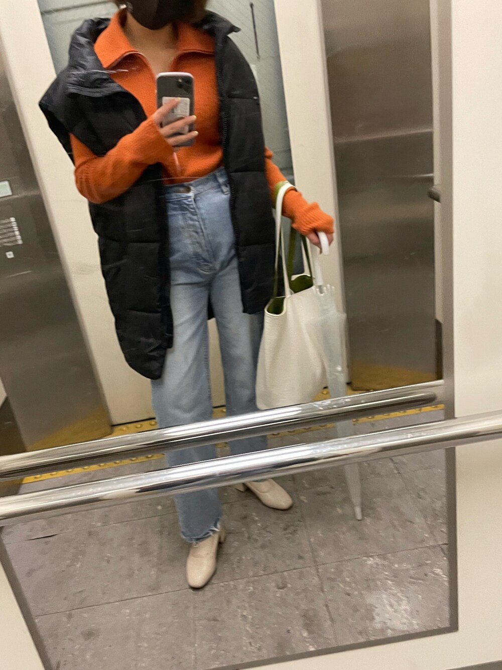 「searoomlynn、デニムパンツ」｜「seaRoomlynmのアイテム（ニット/セーター、オレンジ系）」を使った、Seinaさん（レディース・155cm）の春コーディネートの1枚目の写真