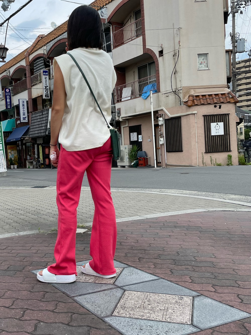「休日コーデ、カラーパンツ、ピンクパンツ、低身長コーデ、お出かけコーデ、大人かわいい、プチプラコーデ」｜「q.b.cのアイテム（パンツ、ピンク系）」を使った、Seinaさん（レディース・155cm）の夏コーディネートの1枚目の写真