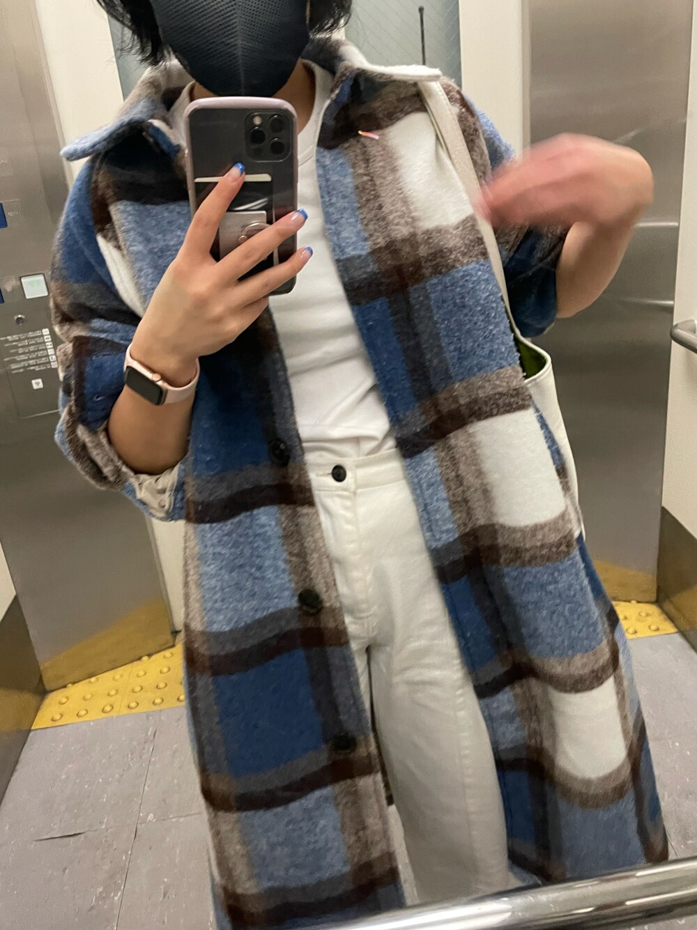 「H&M、ブルーコーデ、ブルー x ホワイト、ホワイトコーデ、チェックコート」｜「CAPRICIEUX LE'MAGEの段切替ワイドデニム（デニムパンツ、ホワイト系）」を使った、Seinaさん（レディース・155cm）の春コーディネートの1枚目の写真