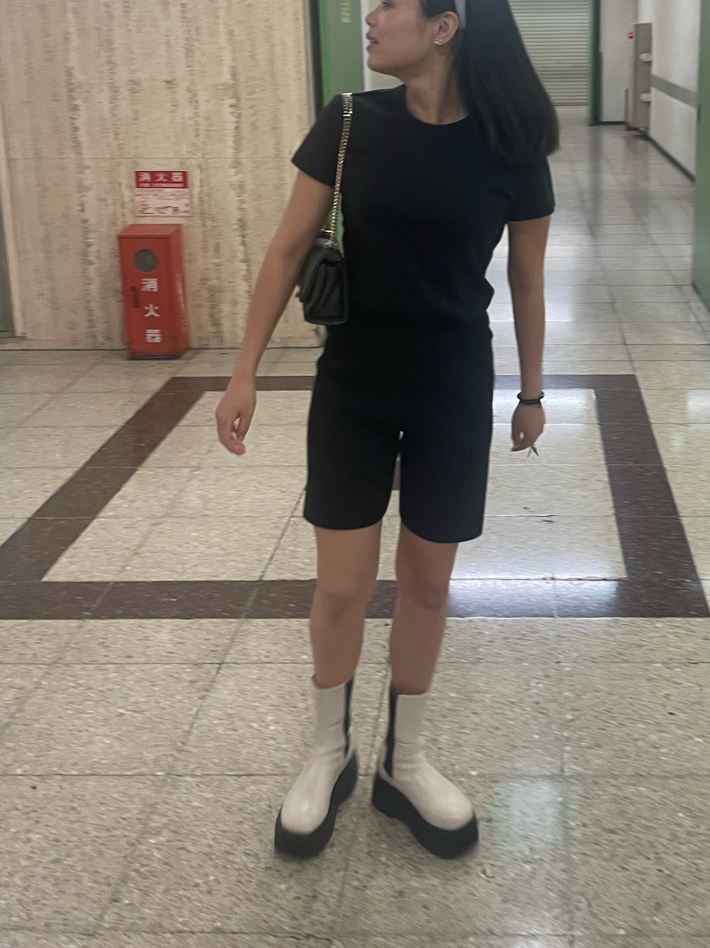 「夏服コーデ、シンプル、ootd、低身長コーデ、ブラックコーデ、ハーフパンツ、ブーツスタイル、おでかけコーデ、シンプルスタイル、ミニバッグ、ユニクロ」｜「UNIQLOのクルーネックT（半袖）（Tシャツ/カットソー、ブラック系）」を使った、Seinaさん（レディース・155cm）の夏コーディネートの1枚目の写真