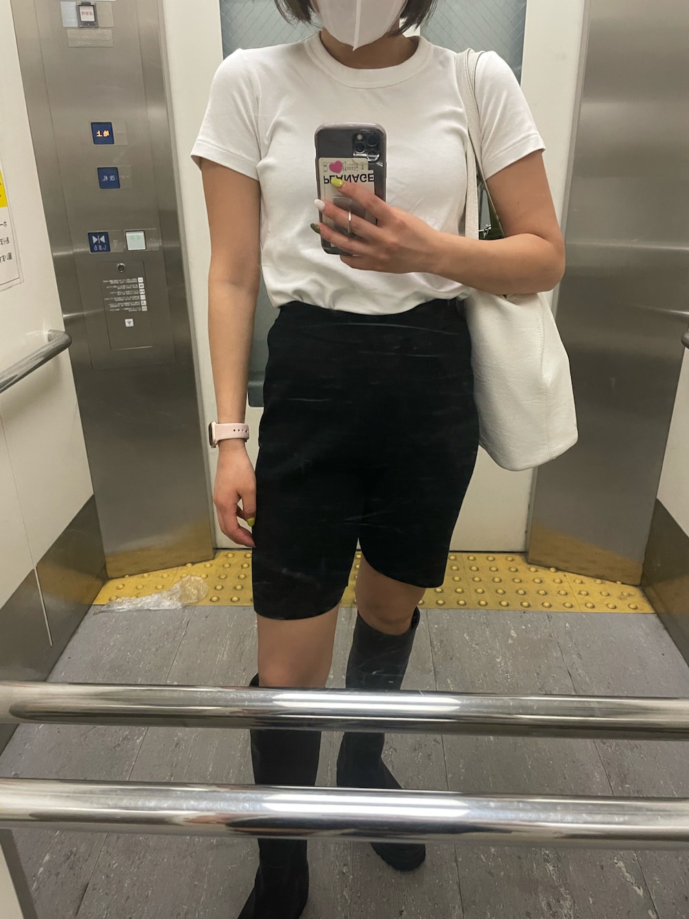 「ロングブーツ、海外セレブ風、出勤コーデ、バイカーショーツ」｜「UNIQLOのクルーネックT（半袖）（Tシャツ/カットソー、ホワイト系）」を使った、Seinaさん（レディース・155cm）の春コーディネートの1枚目の写真