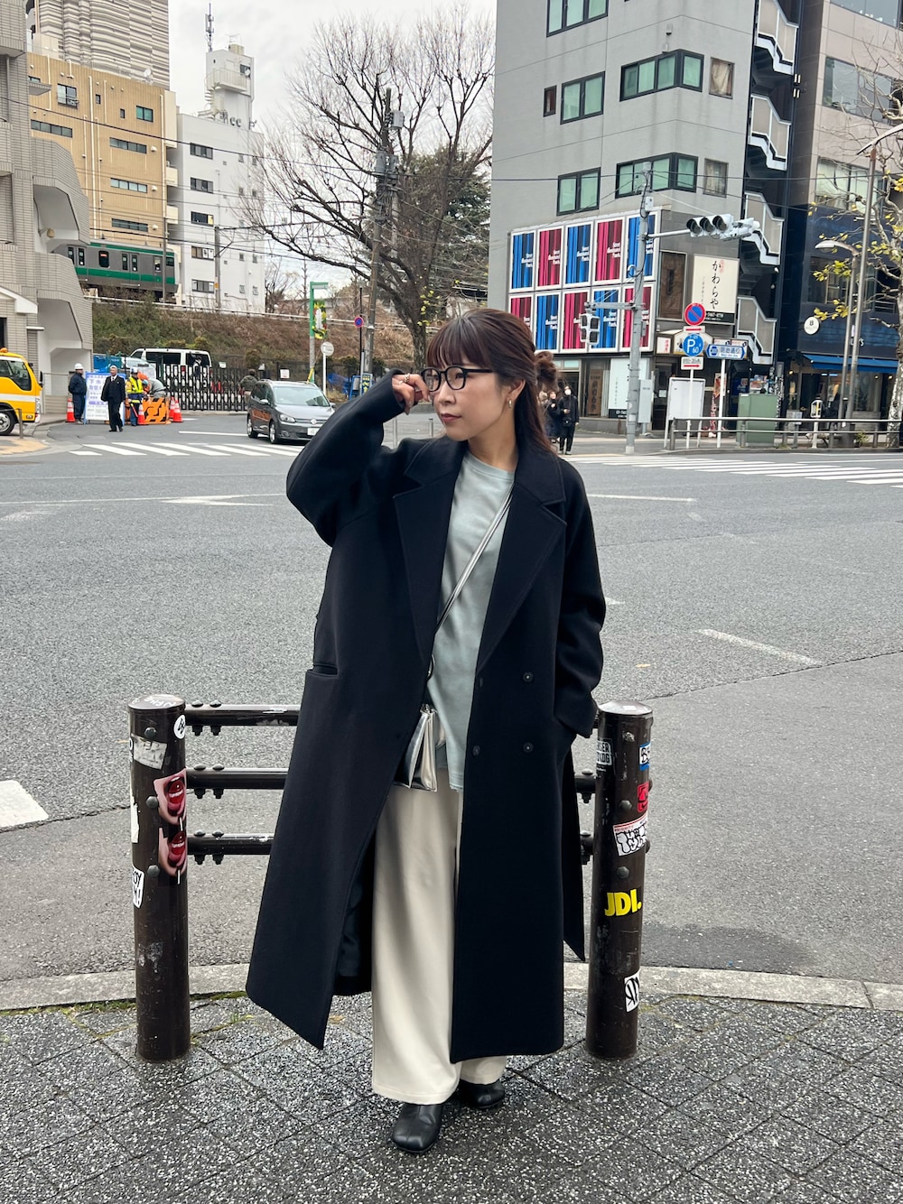 ブラック系のその他アウター、ブルー系のTシャツ/カットソー、ホワイト系のその他パンツを着用したレディースの冬コーディネートの1枚目の写真