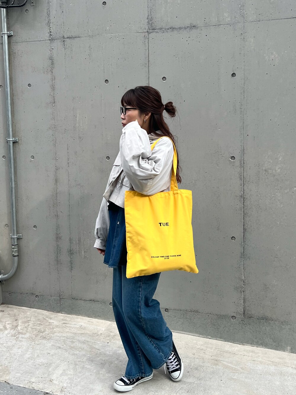 「パンツコーデ、春、オトナカジュアル、シンプルスタイル、オトナカワイイ、カジュアルスタイル、大人コーデ、デニムコーデ、ootd、ラフコーデ、お出かけコーデ」｜「COLONY 2139の7デイズキャンバストートバッグ（トートバッグ、イエロー系）」を使った、otohaさん（骨格ウェーブ・レディース・156cm）の冬コーディネートの1枚目の写真