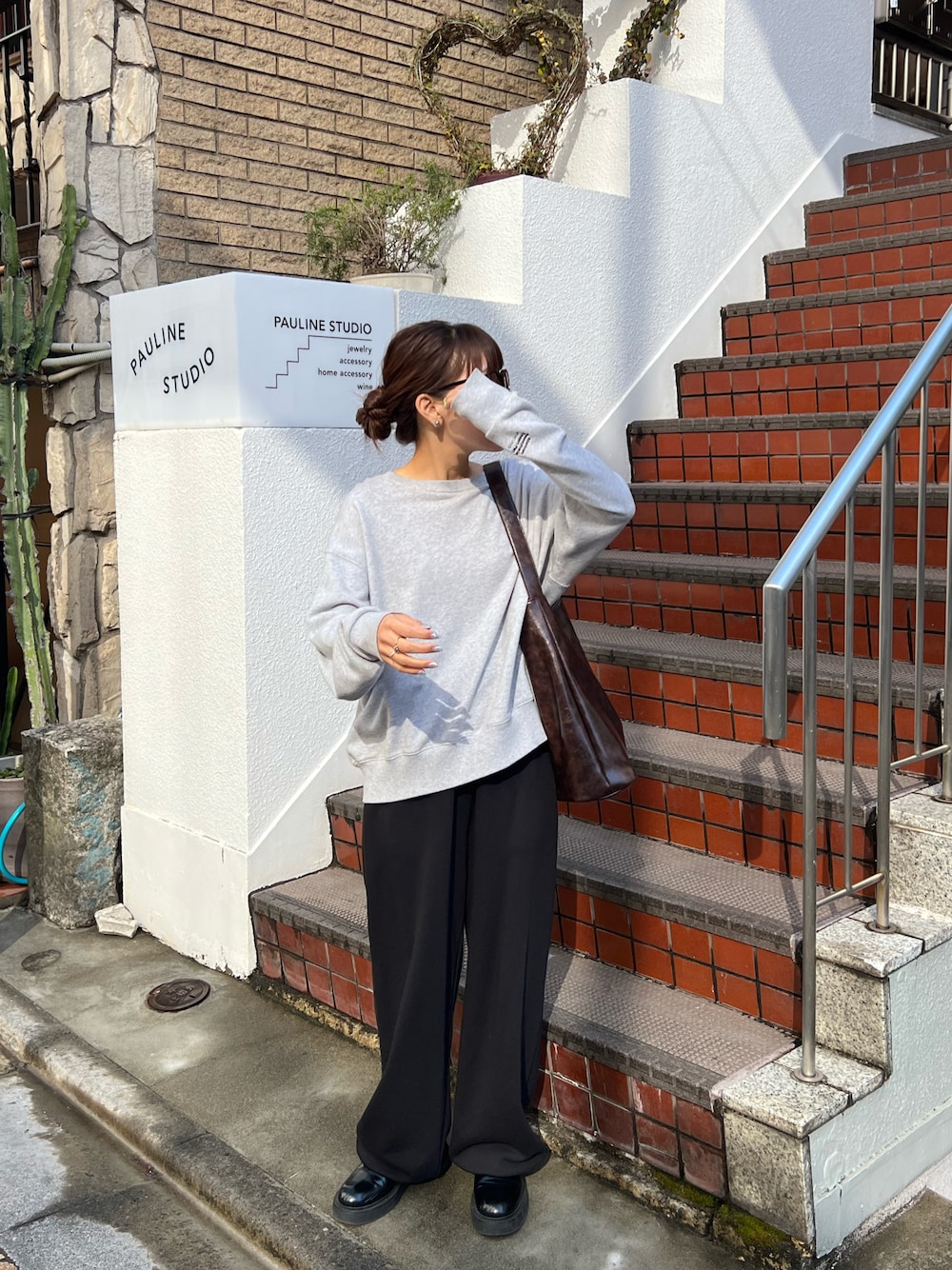 「オトナ女子、ゆるコーデ、オトナカワイイ、シンプル、休日スタイル、スウェット、スウェットパンツ、スウェットコーデ」｜「COLONY 2139の裏毛袖刺繍プルオーバー（スウェット、グレー系）」を使った、otohaさん（骨格ウェーブ・レディース・156cm）の冬コーディネートの1枚目の写真