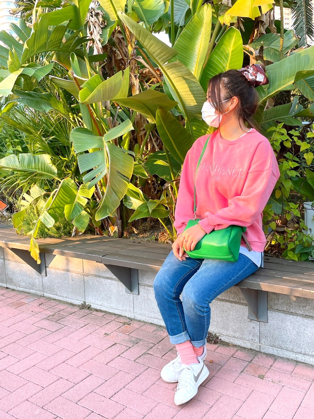 「休日スタイル、カジュアル、スニーカー、パンツスタイル、デニム、デニムパンツ、ナイキ、スウェット、スウェットトップス、スウェットコーデ、ピンクコーデ、お洒落さんとつながりたい、プチプラ、シンプルコーデ、ロゴスウェット」｜「NIKEの《NIKE》WMNS COURT ROYALE SL ナイキ ウィメンズ コート ロイヤル SL（スニーカー、ホワイト系）」を使った、miiicoさん（レディース・165cm）の冬コーディネートの1枚目の写真