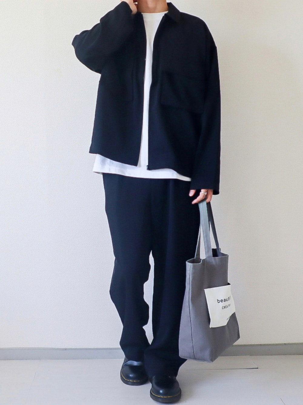 「ジャケット、トートバッグ、セットアップ、シンプル、Dr.Martens、モノトーン、大学生、CPOジャケット、休日スタイル、ドクターマーチン、ワイドパンツ、革靴、ジャケットスタイル、セットアップスタイル、モノトーンコーデ」｜「ITEMS URBANRESEARCHのCPOジャケット / ワイドパンツ セット（セットアップ、ブラック系）」を使った、kotaさん（メンズ・173cm）の秋コーディネートの1枚目の写真