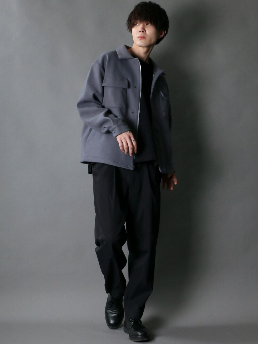 「オトナカジュアル、シンプル、大人コーデ、ワイドパンツ、キレイめコーデ、ドクターマーチン、Dr.Martens、ドクターマーチン3ホール、SITRY」｜「SITRYのfake melton fly front zip blouson/フェイクメルトン 比翼仕立て ジップブルゾン（ブルゾン、ブルー系）」を使った、狩野 博文さん（メンズ・178cm）の冬コーディネートの1枚目の写真