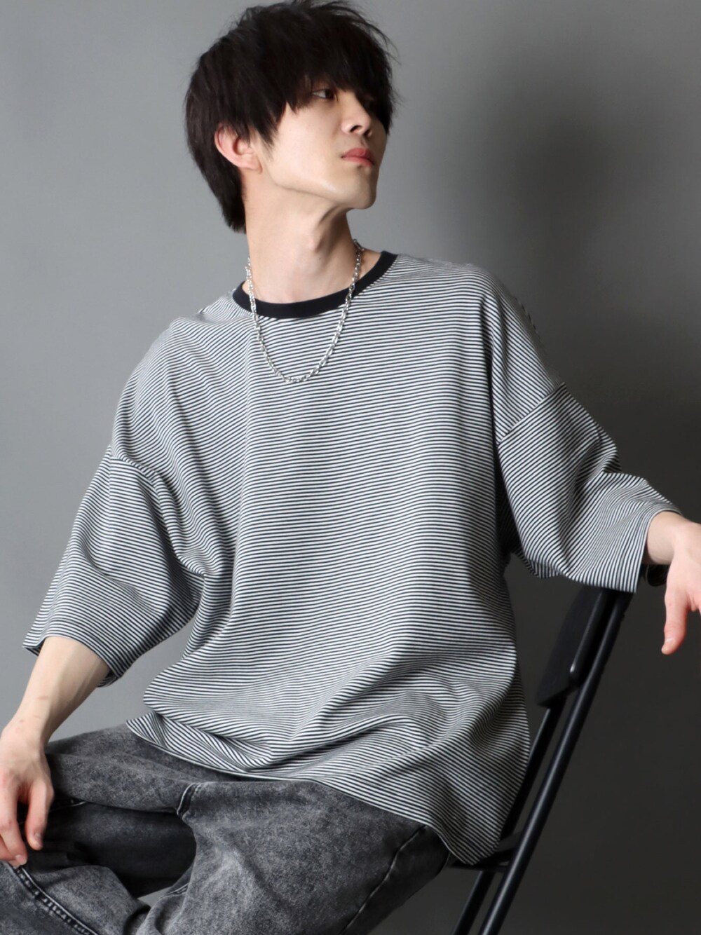 ブラック系のTシャツ/カットソー、ブラック系のデニムパンツ、ブラック系のベルトを着用したメンズの春コーディネートの1枚目の写真