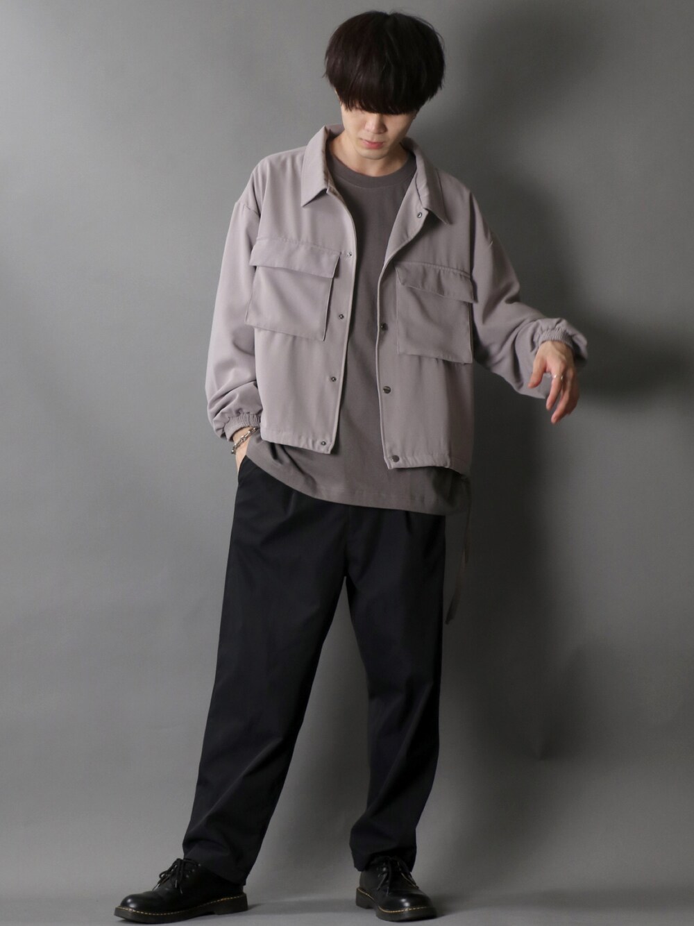 「秋コーデ、グレー、ドクターマーチン、タックパンツ、ワイドパンツ、SITRY」｜「SITRYのloose tapered tuck wide Pants/ルーズ テーパード タック ワイドパンツ【2021 SPRING】（スラックス、ブラック系）」を使った、狩野 博文さん（メンズ・178cm）の夏コーディネートの1枚目の写真