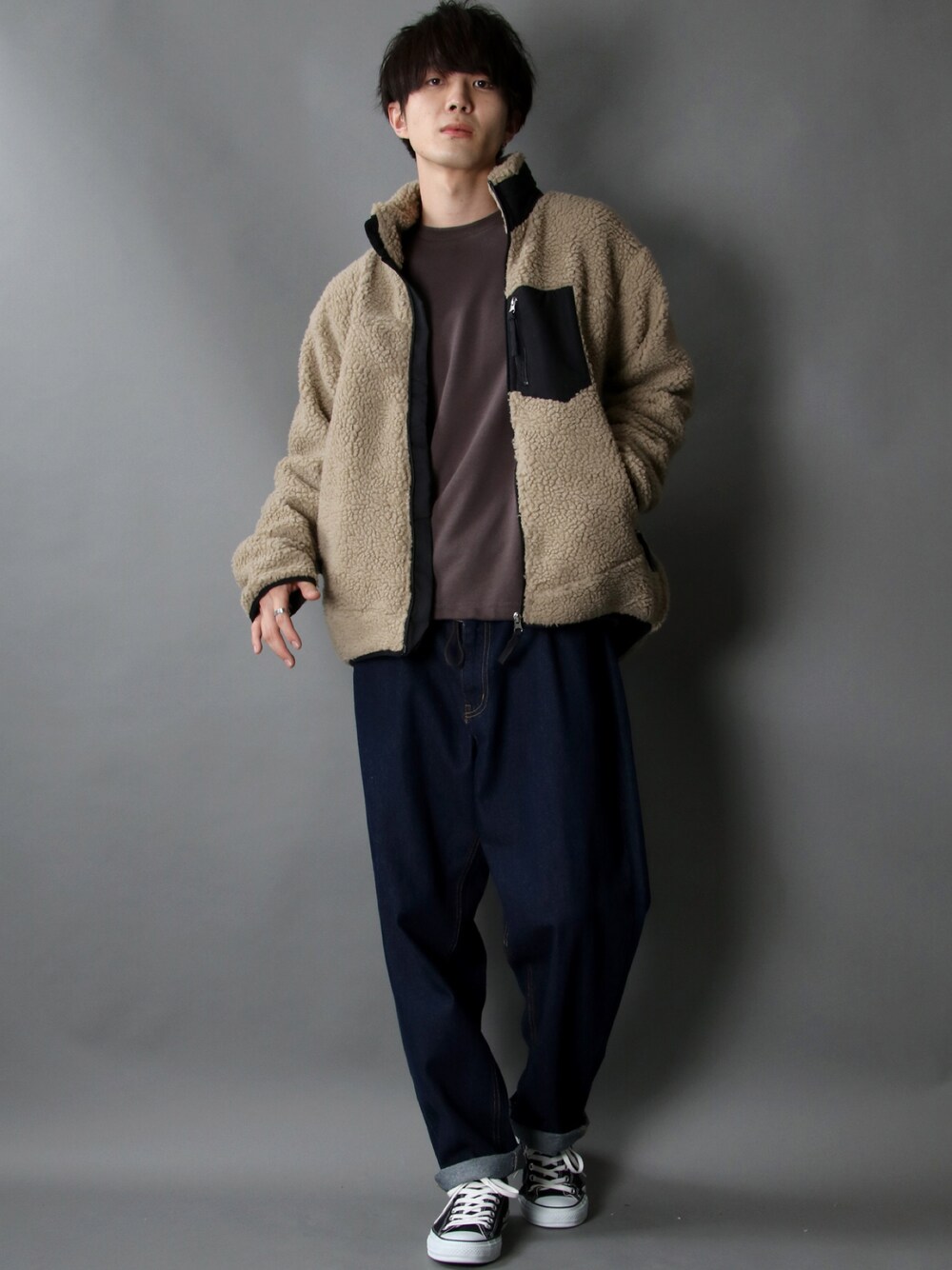 「ボア、ボアジャケット、ボアブルゾン、ドクターマーチン、シンプル、Dr.Martens、SITRY」｜「SITRYのsheep boa Stand Jacket/シープボア スタンド ジャケット（ブルゾン、ベージュ系）」を使った、狩野 博文さん（メンズ・178cm）の冬コーディネートの1枚目の写真