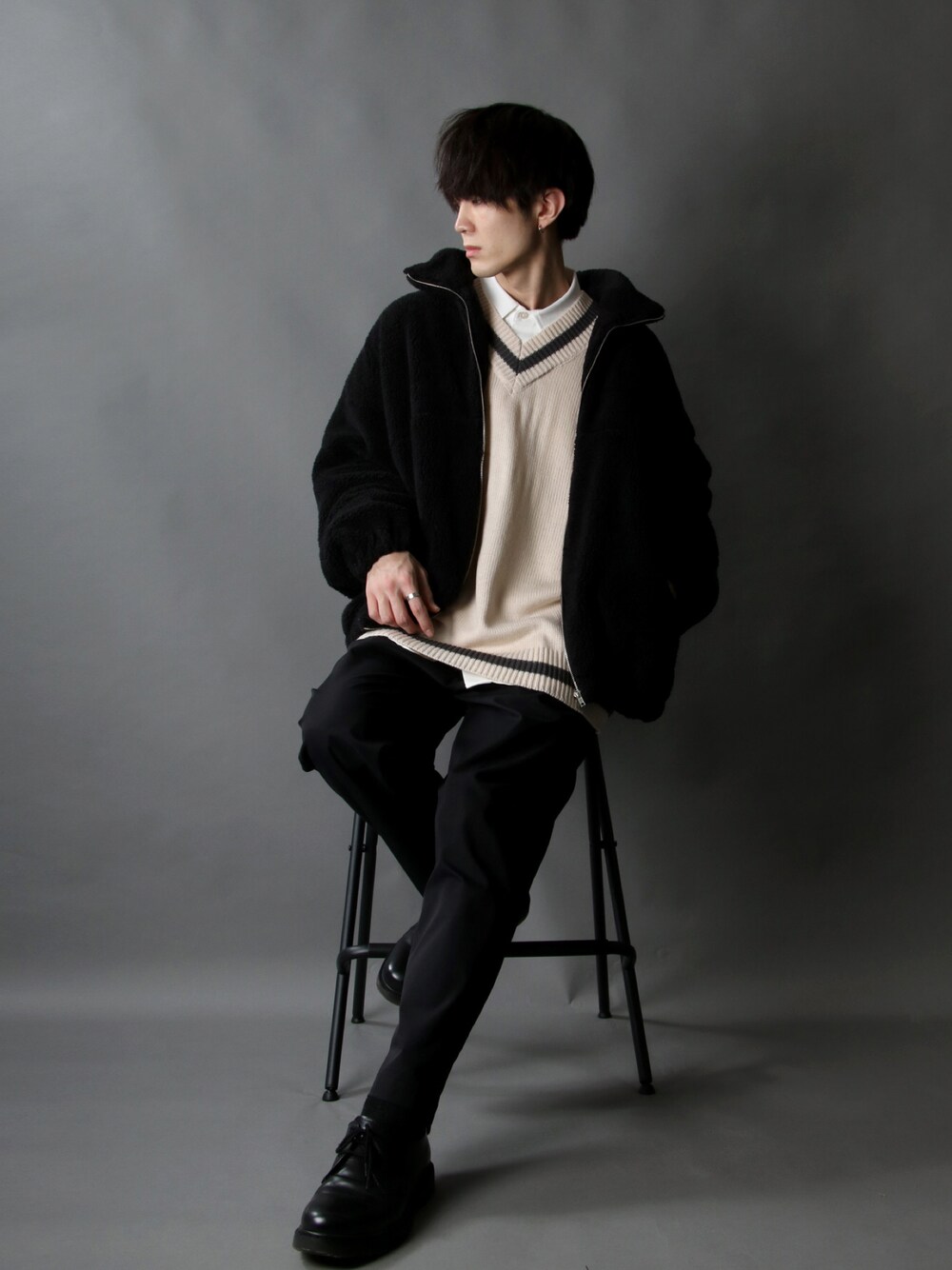 「ダウンジャケット、ニットベスト、スラックス、ドクターマーチン、Dr.Martens、SITRY」｜「SITRYのShaggy boa bicolor  blouson/シャギーボア フリース バイカラーブルゾン（ブルゾン、ブラック系）」を使った、狩野 博文さん（メンズ・178cm）の冬コーディネートの1枚目の写真